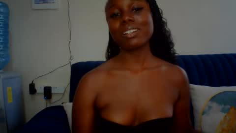 Snapshot of melanin_sassy96 chatting on December 5, 12:25 pm bad lil shawry online show from December 5, 12:25 pm