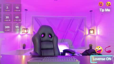 Snapshot of melany_heaven chatting on June 5, 9:42 pm melany_heaven online show from June 5, 9:42 pm