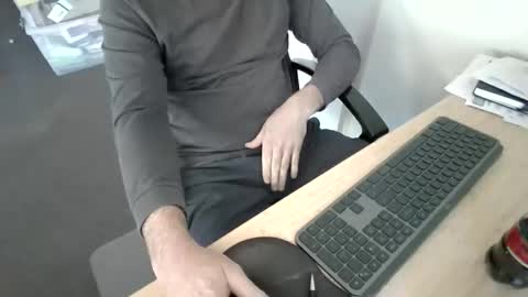 melbguy_075 online show from May 1, 4:39 am