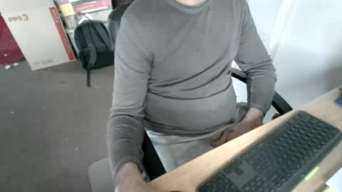 melbguy_075 online show from August 3, 3:16 am