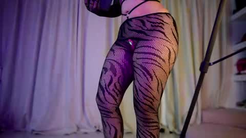 Snapshot of melina_smith1 chatting on May 22, 5:51 pm MelinaSmith online show from May 22, 5:51 pm