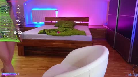 Snapshot of melinastyles chatting on January 5, 9:57 pm Melina Styles online show from January 5, 9:57 pm