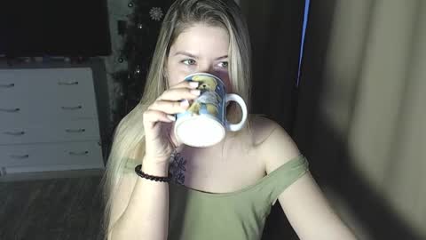 Snapshot of melissa__ray chatting on December 23, 3:29 am Melissa Ray online show from December 23, 3:29 am