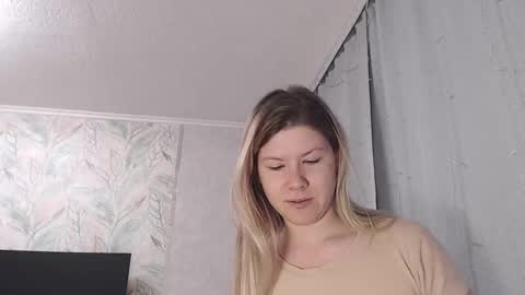 Snapshot of melissa__ray chatting on February 6, 2:33 am Melissa Ray online show from February 6, 2:33 am