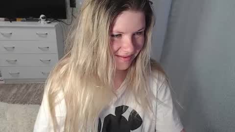 Snapshot of melissa__ray chatting on February 17, 3:04 am Melissa Ray online show from February 17, 3:04 am