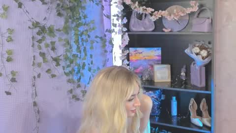 Snapshot of melissa_milton chatting on March 11, 4:43 am Melissa - Your Dream Girl online show from March 11, 4:43 am