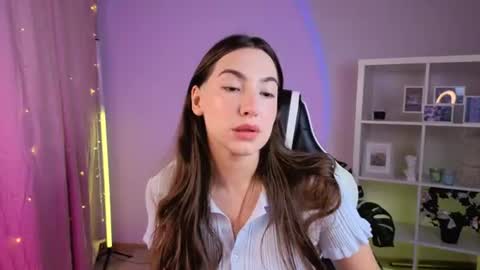 Snapshot of melissacharm_ chatting on June 24, 3:05 am Melissa online show from June 24, 3:05 am
