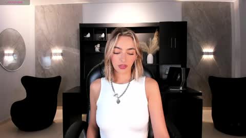 Snapshot of melissamoore_ chatting on May 11, 9:26 am Call me Meli online show from May 11, 9:26 am