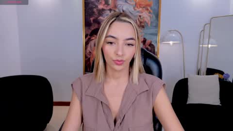 Snapshot of melissamoore_ chatting on May 23, 9:35 am Call me Meli online show from May 23, 9:35 am