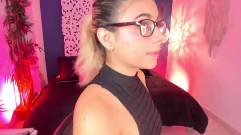 Snapshot of mell_voss chatting on August 6, 12:40 pm online show from August 6, 12:40 pm