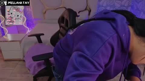 Snapshot of mellani_tay chatting on November 19, 3:17 am Mellani online show from November 19, 3:17 am