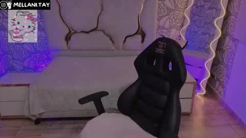 Snapshot of mellani_tay chatting on November 27, 3:19 am Mellani online show from November 27, 3:19 am