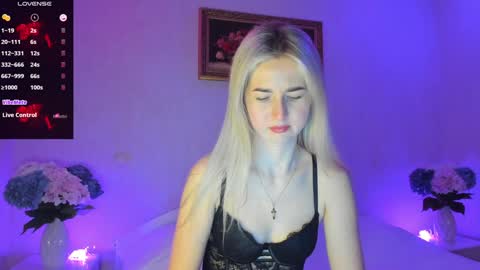 Snapshot of mellina_tey chatting on February 4, 10:02 pm Mellina online show from February 4, 10:02 pm