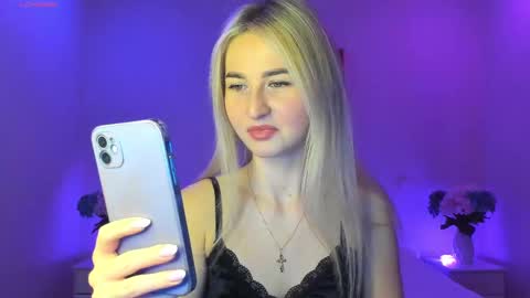 Snapshot of mellina_tey chatting on February 9, 8:24 pm Mellina online show from February 9, 8:24 pm