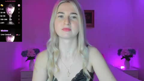 Snapshot of mellina_tey chatting on February 12, 7:02 pm Mellina online show from February 12, 7:02 pm