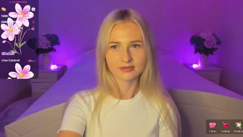 Snapshot of mellina_tey chatting on October 20, 7:03 pm Mellina online show from October 20, 7:03 pm