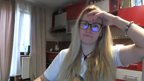 Snapshot of melly_rosey chatting on May 5, 5:15 am Melly online show from May 5, 5:15 am