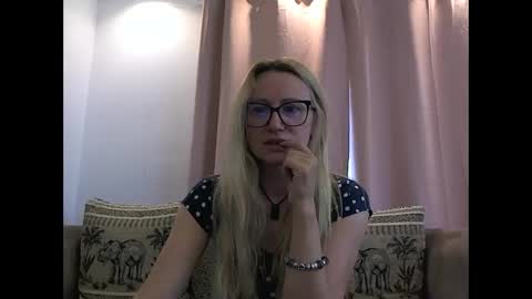 Snapshot of melly_rosey chatting on May 20, 6:08 am Melly online show from May 20, 6:08 am