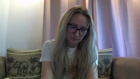 Snapshot of melly_rosey chatting on May 29, 7:17 am Melly online show from May 29, 7:17 am