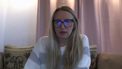 Snapshot of melly_rosey chatting on May 30, 6:21 am Melly online show from May 30, 6:21 am