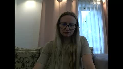 Snapshot of melly_rosey chatting on June 6, 7:13 am Melly online show from June 6, 7:13 am