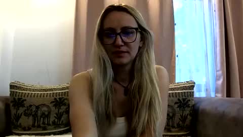 Snapshot of melly_rosey chatting on June 9, 6:14 am Melly online show from June 9, 6:14 am