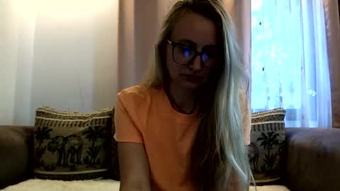 Snapshot of melly_rosey chatting on June 10, 6:45 am Melly online show from June 10, 6:45 am