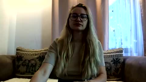 Snapshot of melly_rosey chatting on June 11, 6:00 am Melly online show from June 11, 6:00 am