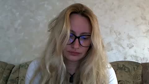 Snapshot of melly_rosey chatting on June 16, 6:49 am Melly online show from June 16, 6:49 am