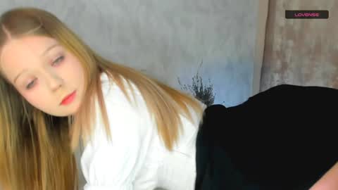 MelMooon online show from December 2, 1:46 pm