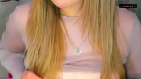 MelMooon online show from December 16, 5:11 pm