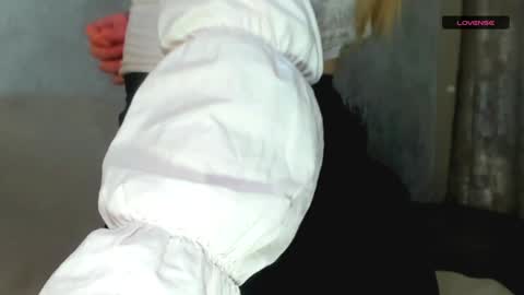 MelMooon online show from December 18, 6:35 pm