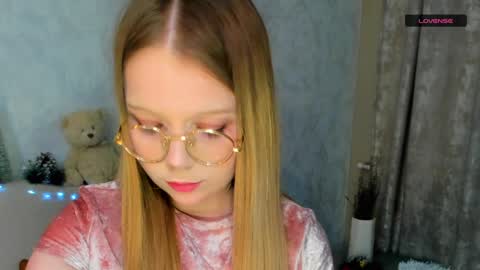 MelMooon online show from January 9, 5:43 pm