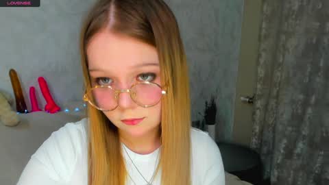 MelMooon online show from January 17, 1:46 pm