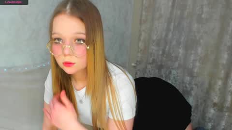 MelMooon online show from January 27, 2:13 pm