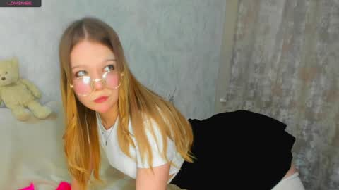 MelMooon online show from February 3, 2:02 pm