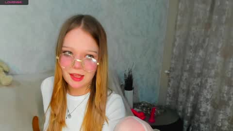 MelMooon online show from February 3, 5:03 pm