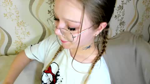 MelMooon online show from September 11, 8:20 pm