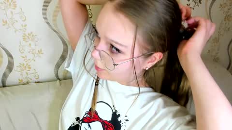 MelMooon online show from September 15, 7:14 pm