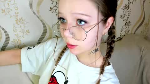 MelMooon online show from September 21, 7:04 pm