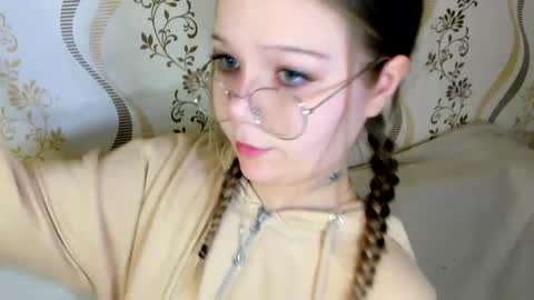 MelMooon online show from October 7, 2:25 pm