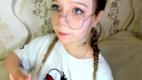 MelMooon online show from October 12, 5:34 pm