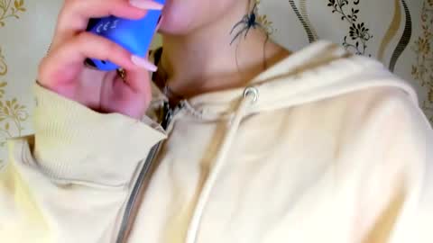 MelMooon online show from October 14, 1:56 pm