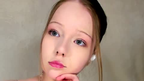 MelMooon online show from June 17, 8:32 pm