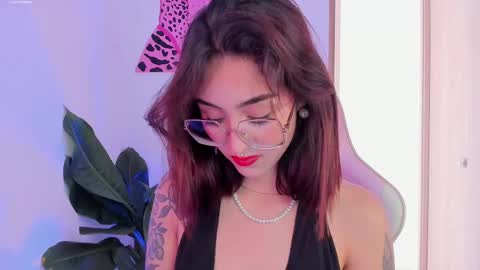 Snapshot of melodie_roy chatting on February 10, 7:49 pm Melodie Roy 999 online show from February 10, 7:49 pm