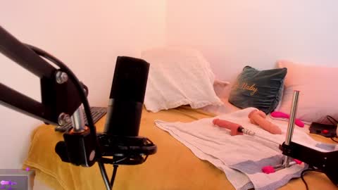  Leslie  online show from February 8, 3:10 pm