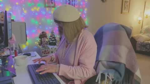 Snapshot of melodyredux_62 chatting on December 22, 1:52 pm Melody online show from December 22, 1:52 pm