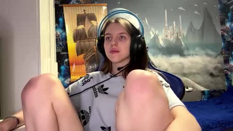 Hi Im Aria 18 years old online show from March 7, 12:35 pm