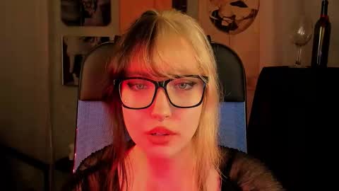 Mia online show from October 22, 8:30 pm