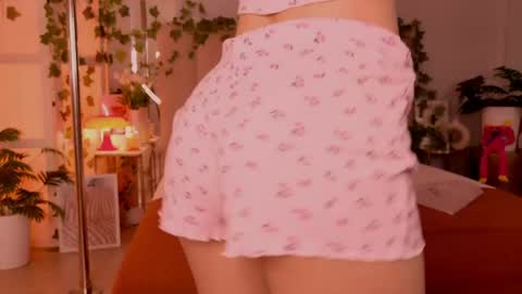 Snapshot of meow_nancy chatting on May 31, 5:04 am Heeyyooo Im Nans Subscribe to me I will be glad online show from May 31, 5:04 am